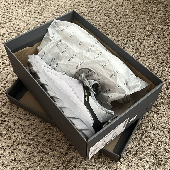 Ecco tennis shoes - Picture 2 of 5